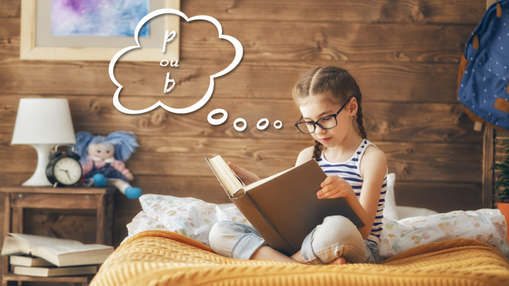Uma menina jovem com óculos e tranças sentada na cama, concentrada na leitura de um livro. Ela está em um quarto aconchegante com paredes de madeira e decorações infantis, como uma luminária e um boneco. O cenário é tranquilo e ideal para estudos ou leitura em casa.