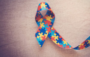 Fita colorida em comemoração ao dia da conscientização do autismo