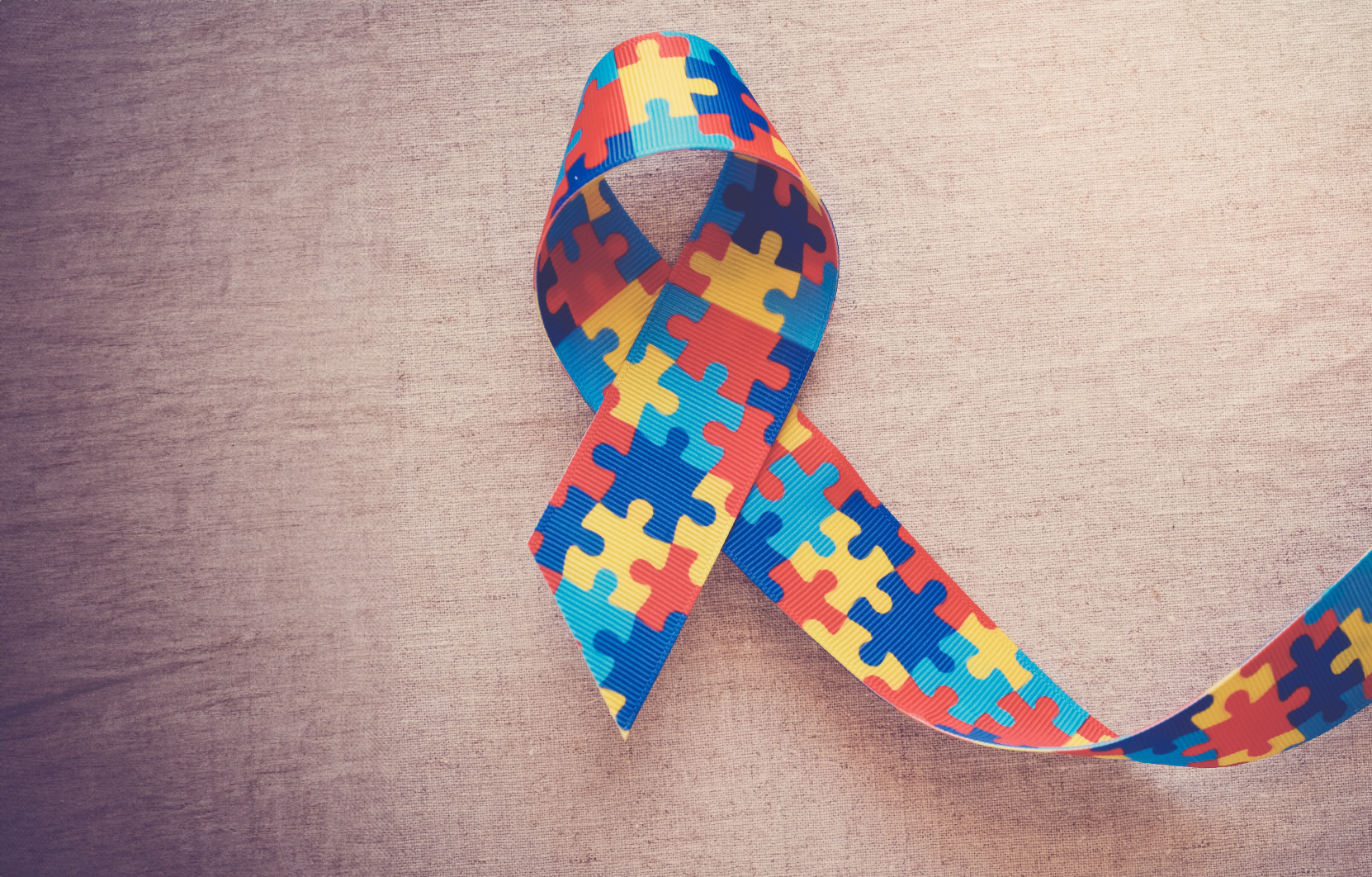 Fita colorida em comemoração ao dia da conscientização do autismo
