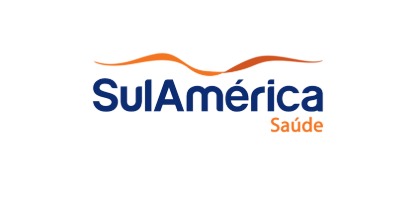 Logo da SulAmérica Saúde com o nome em azul e laranja e uma linha ondulada alaranjada acima.